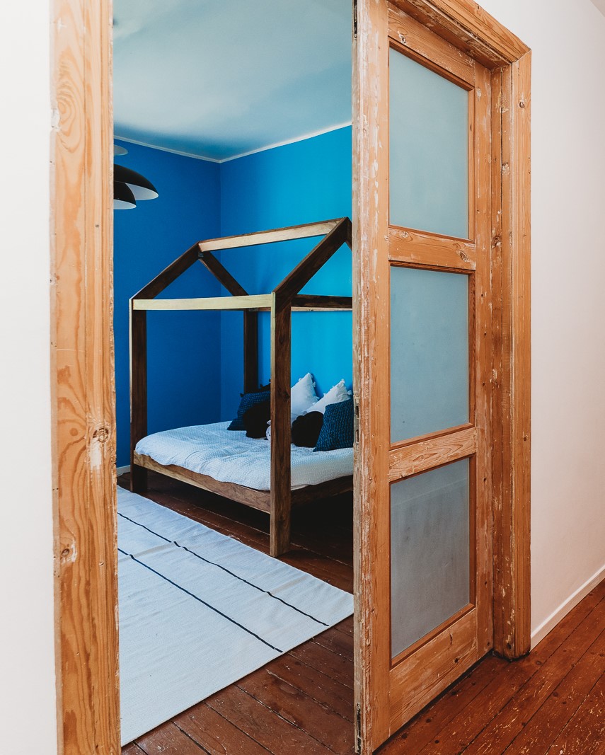 6 apt with character